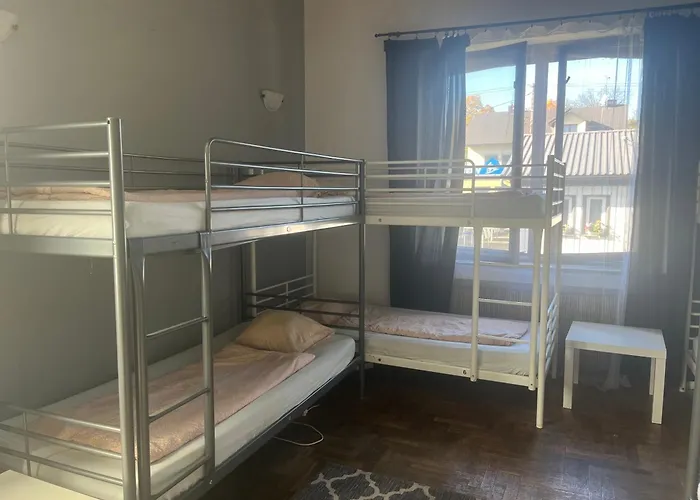 4 Couples & 4 Friends בית הארחה