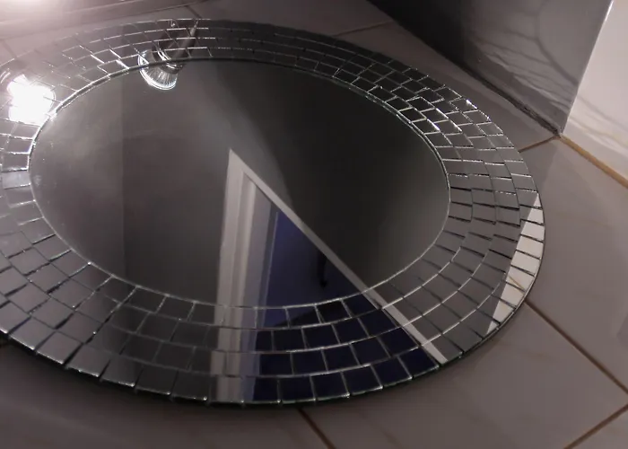 4 Couples & 4 Friends בית הארחה