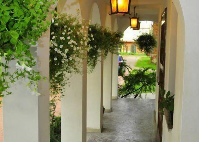 4 Couples & 4 Friends בית הארחה 2*