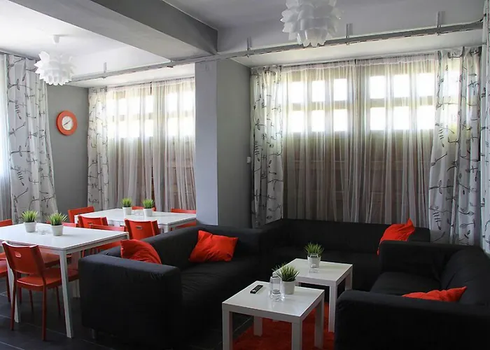 4 Couples & 4 Friends בית הארחה 2*