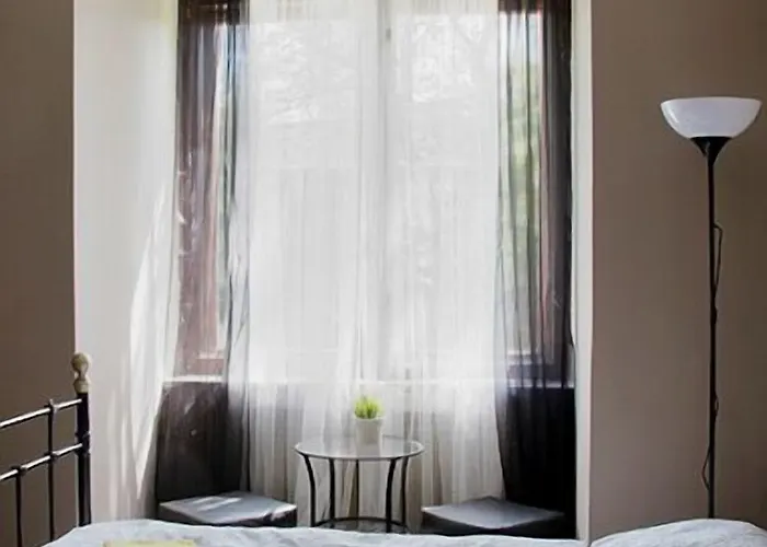 4 Couples & 4 Friends