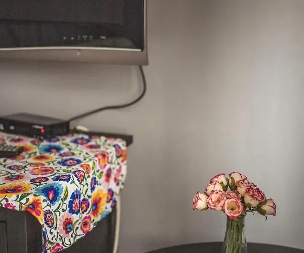 4 Couples & 4 Friends