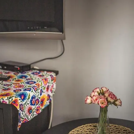 4 Couples & 4 Friends