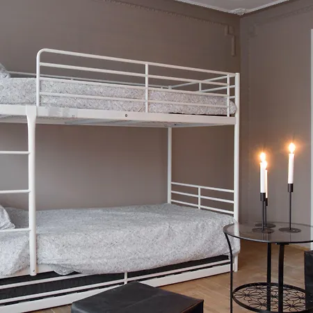 4 Couples & 4 Friends