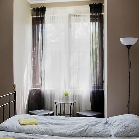 4 Couples & 4 Friends