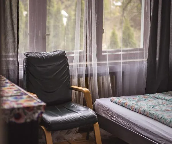 ゲストハウス 4 Couples & 4 Friends