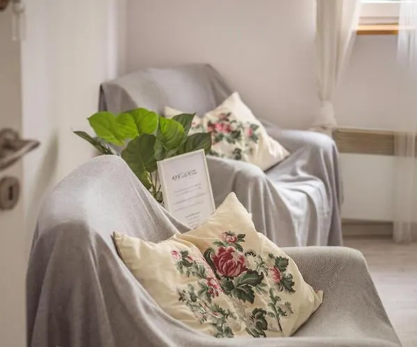4 Couples & 4 Friends Guest house Krakow