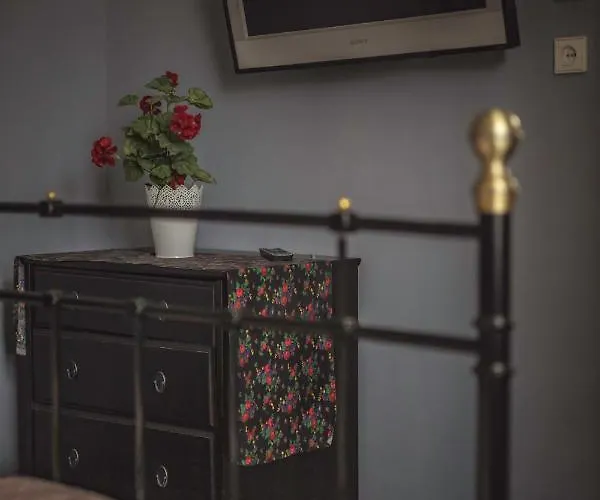 4 Couples & 4 Friends